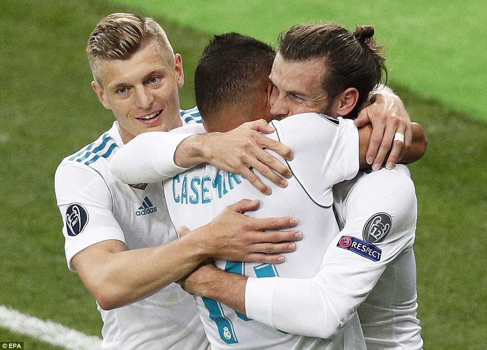 Toni Kroos (trái) cùng đồng đội ở hàng tiền vệ đã kiểm soát thế trận tốt. Ảnh: EPA.
