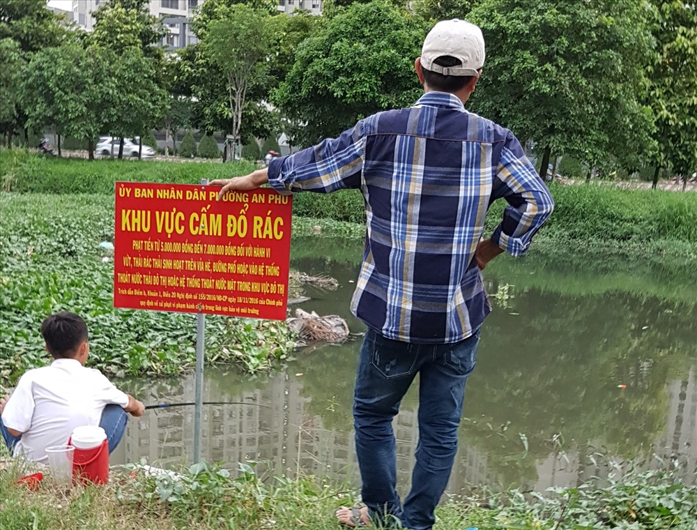 Nhiều người dân sống dọc đường cho biết, thi thoảng họ thấy chính quyền địa phương đi kiểm tra, phát hiện người vi phạm thì nhắc nhở. Tuy nhiên, dù biết là rất nguy hiểm khi câu cá tại đây nhưng nhiều người vẫn bất chấp. Ảnh: Trường Sơn