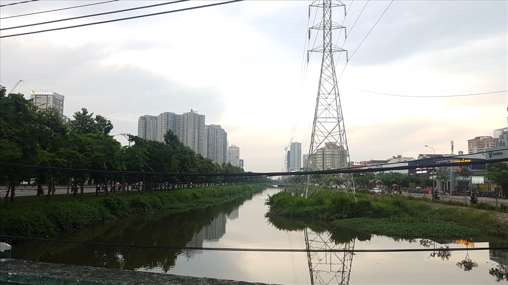 Dọc theo đường song hành xa lộ Hà Nội là một con mương dài hơn một km, ở giữa là đường dây điện cao áp 110kv. Ảnh: Trường Sơn