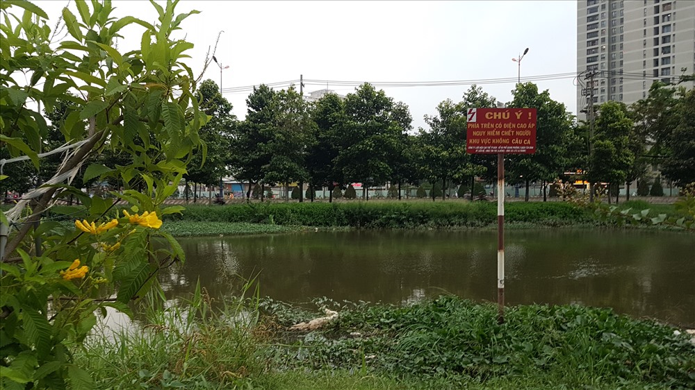 Sau sự cố đó, Cty lưới điện cao thế thành phố đã phối hợp cùng chính quyền địa phương cắm nhiều biển cảnh báo nguy cơ bị phóng điện trên dòng kênh này để người dân biết, đề phòng nguy hiểm. Ảnh: Trường Sơn