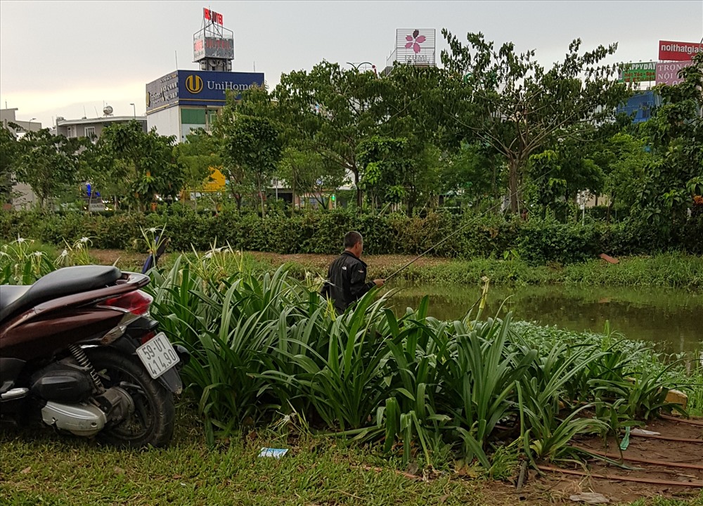 Tuy nhiên, theo ghi nhận của PV vào chiều nay (27.5), hàng chục người dân vẫn vô tư tụ tập dọc dòng kênh này để câu cá dù bên trên đầu là đường dây cao áp có thể phóng điện xuống bất cứ lúc nào nếu chẳng may cần câu chạm phải. ảnh: Trường Sơn