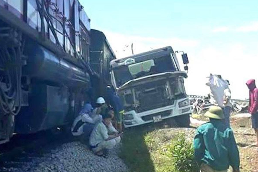 13h ngày 27.5, tàu hàng SH3 chạy Bắc Nam, khi tới xã Diễn An (Diễn Châu, Nghệ An) đâm trúng xe bồn do tài xế Lê Văn Thể (31 tuổi, trú Nghệ An) cầm lái. Ảnh: A.C