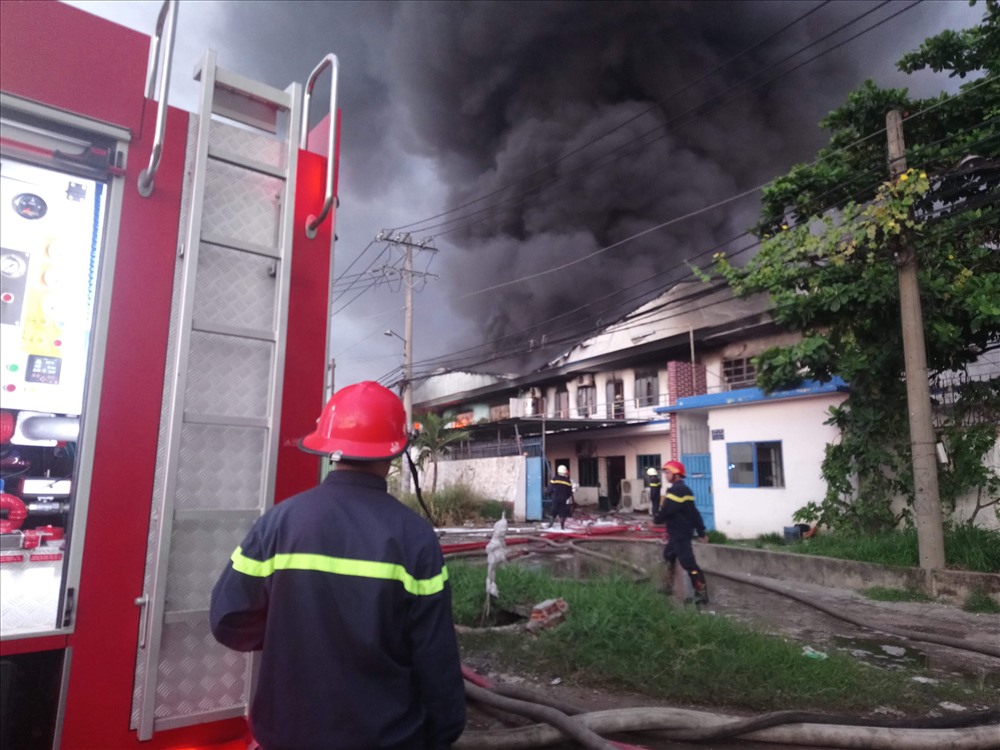 Khói lửa bốc lên đen kịt do nhựa và nguyên liệu làm khăn lạnh bị cháy.