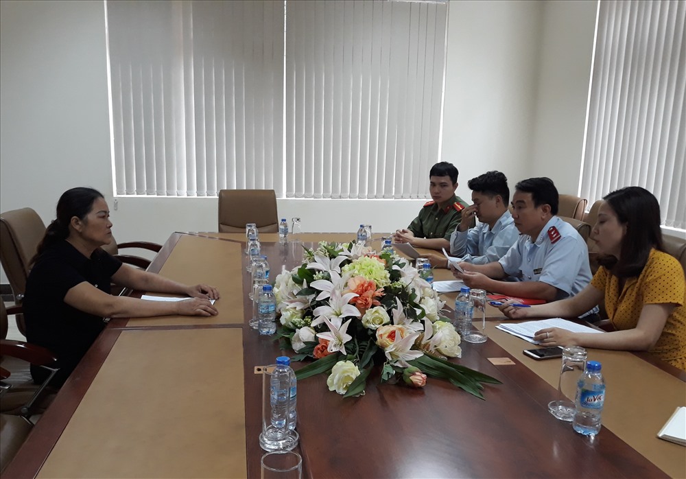 Cơ quan chức năng làm việc với bà Nhung. Ảnh: TN