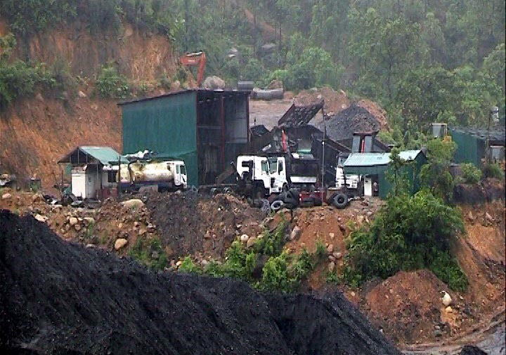 Lán trại và phương tiên bên ngoài vào khai thác than trái phép. Ảnh: BQN