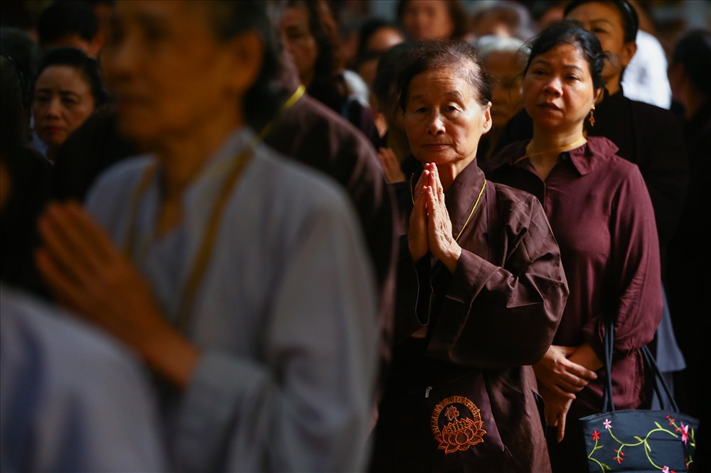 Tất cả mọi người đều hướng tâm về Đức phật.