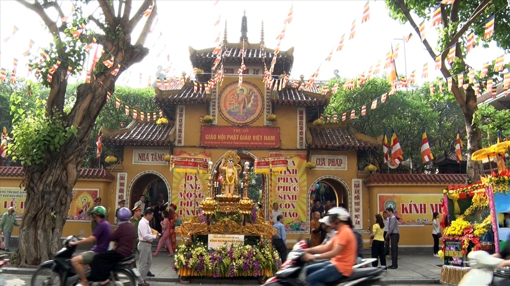 Ngôi chùa lớn được trang hoàng lộng lẫy trong khuôn viên.