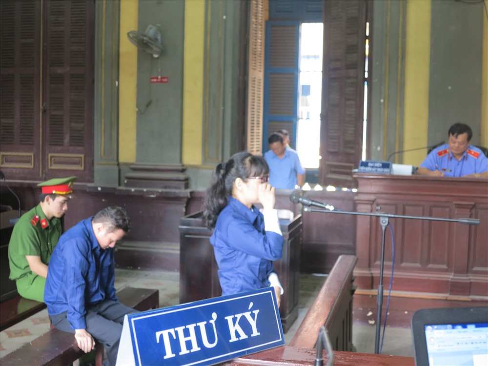 Hai bị cáo Huyền Như và Võ Anh Tuấn tại phiên toà. Ảnh: H.H