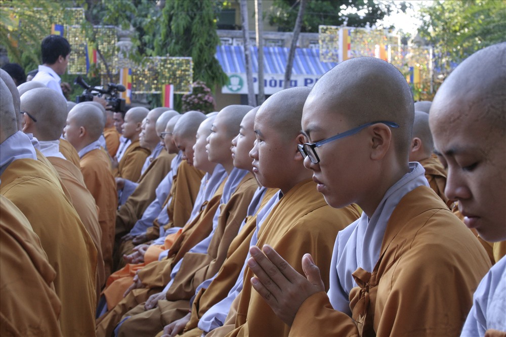 Tại đại lễ các tăng ni, phật tử thành kính cầu cho Quốc thái dân an. Ảnh: P.Linh