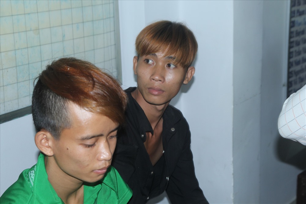 Hai nghi can tại cơ quan công an. Nghi can Nghĩa áo màu xanh. Ảnh: Ngô Cường