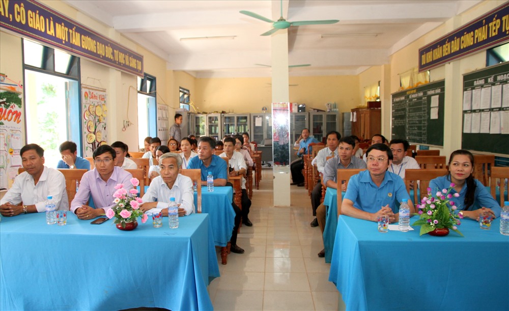 Lãnh đạo LĐLĐ tỉnh Quảng Trị, lãnh đạo huyện Đak Rông dự buổi lễ bàn giao nhà công vụ cho giáo viên. Ảnh: Hưng Thơ.