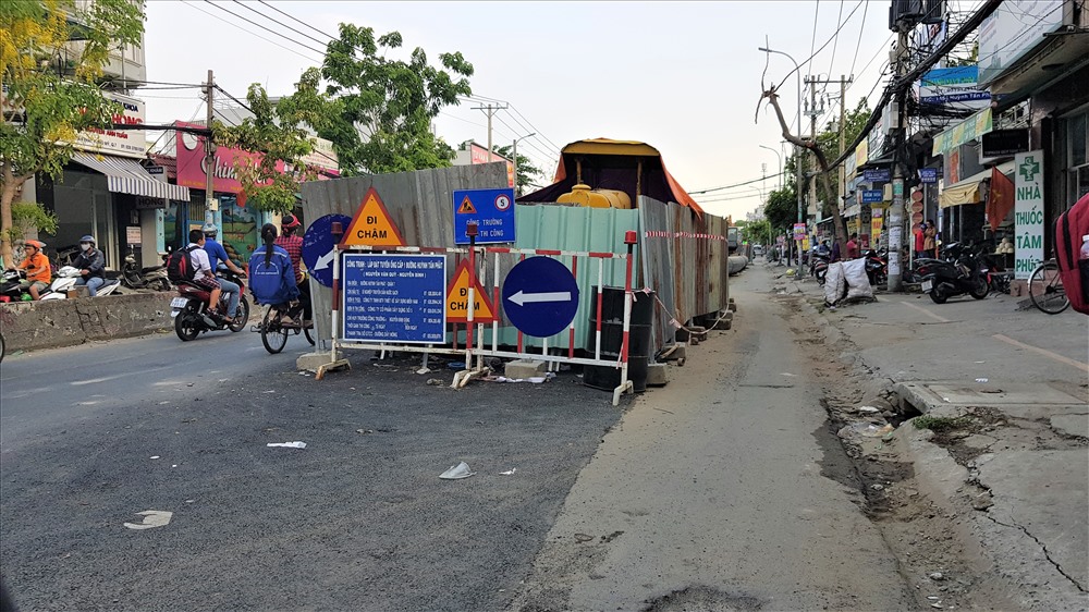 Trên đường Huỳnh Tấn Phát (quận 7 và huyện Nhà Bè) - con đường thường xuyên bị ngập nặng bởi triều cường và mưa, một công trình lắp đặt hệ thống thoát nước kích thước lớn đang được tiến hành. Ảnh: Trường Sơn