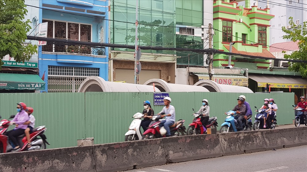 Tại đây, những đoạn cống với đường kính rất lớn đang được đơn vị thi công đào đường rồi cho xuống nhằm cải thiện hệ thống thoát nước cho con đường này. Ảnh: Trường Sơn