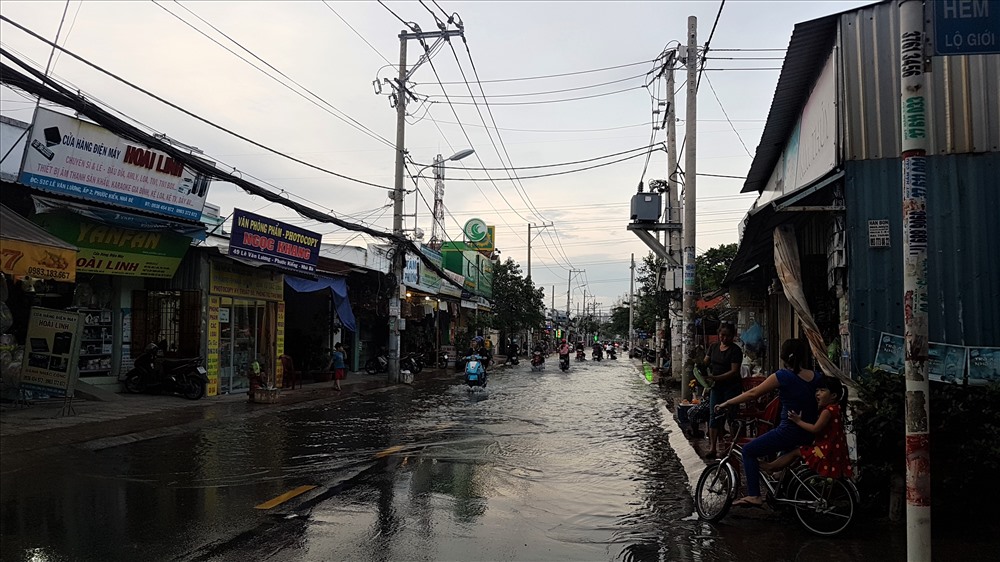 Ngoài những công trình trên, để chống ngập cho đường Lê Văn Lương, chính quyền địa phương và các cơ quan chức năng đã cho tiến hành nâng cao mặt đường để xóa nạn ngập triền miên nơi đây. Tuy nhiên, theo người dân nơi đây thì hiệu quả tới đâu thì đời vào mùa mưa thì sẽ rõ. Trong ảnh là cảnh ngập triền miên trên đường Lê Văn Lương mỗi khi triều cường dâng cao.
