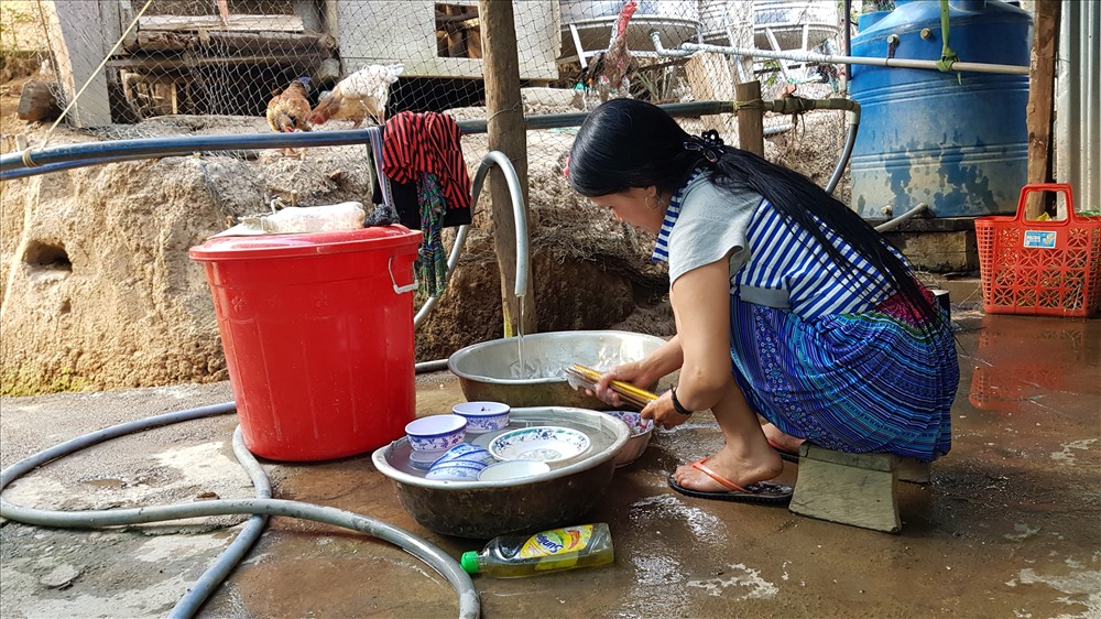 Người phụ nữ này đã sinh sống gần hai chục năm, sinh ra 6 đứa con giữa núi rừng Suối Phèn, nhưng bây giờ vẫn là người “trên trời rơi xuống”.