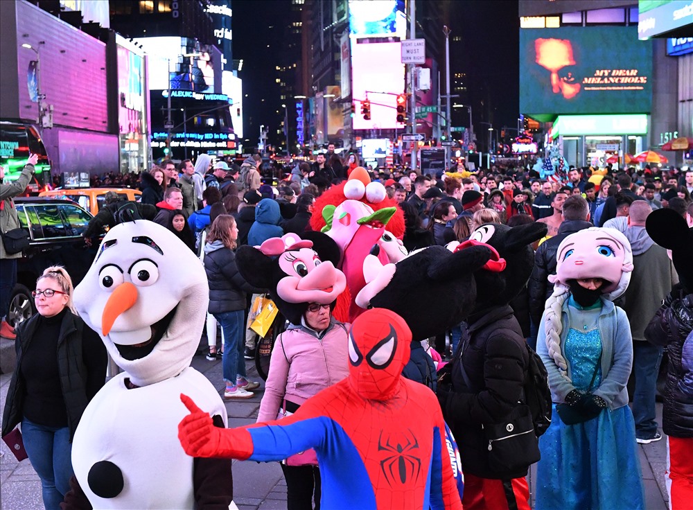 Hóa trang thành các nhân vật trong các phim nổi tiếng của Hollywood từ phim “Frozen” đến phim “Người nhện” (Spiderman).