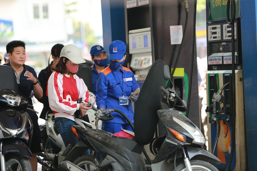 Người tiêu dùng mong muốn việc “khai tử” xăng A95 cần phải rất thận trọng và có lộ trình. Ảnh: HẢI NGUYỄN