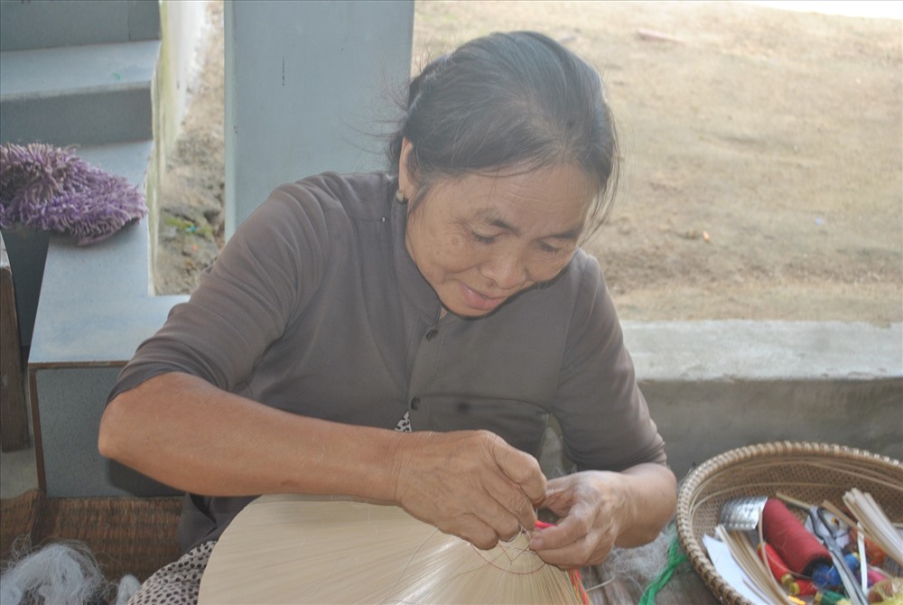 Hiện nay, hầu hết người dân chằm hai loại nón ngựa, với giá cả khác nhau. Chiếc nón bình thường thì chóp nón để trần, trên đỉnh có một chùm chỉ ngũ sắc phất phơ như hoa, có giá từ 300.000 - 500.000 đồng/chiếc, tùy kích cỡ.