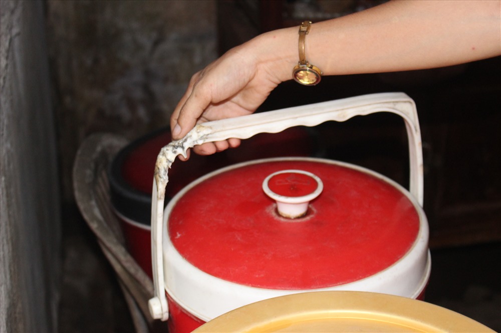 Chiếc xô nhựa chứa đá cũng tự bốc cháy.