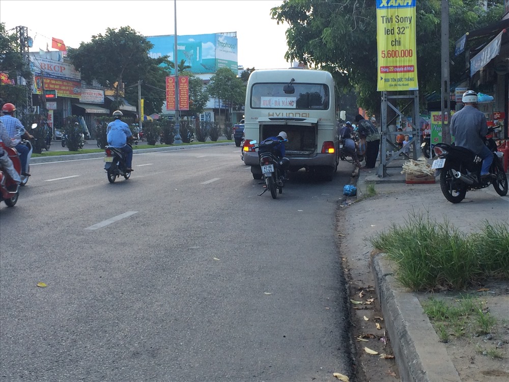 Chủ tịch UBND TP Đà Nẵng Huỳnh Đức Thơ yêu cầu các cơ quan liên quan kiểm tra có biện pháp xử lý kiên quyết tình trạng xe dù, xe chạy chậm đón, trả khách không đúng quy định (xe tuyến Đà Nẵng - Huế, Đà Nẵng - Đông Hà và ngược lại) trước khu vực Bến xe trung tâm TP Đà Nẵng