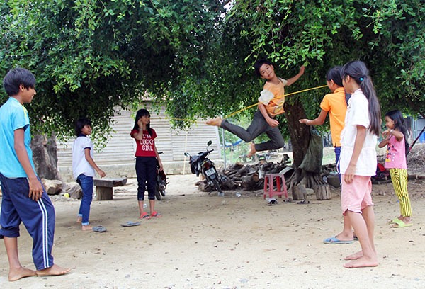 Những sân chơi lành mạnh cho trẻ em khu vực Tây Nguyên còn thiếu.