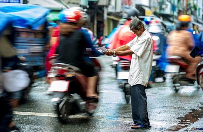 Giữa dòng người vội vã tan tầm, ông lão bán vé số già nua bật khóc, bất chấp nguy hiểm lao ra đường bán từng tờ vé số. Hình ảnh ông lão cúi đầu, hai tay nâng cặp vé số khiến nhiều người thương cảm.