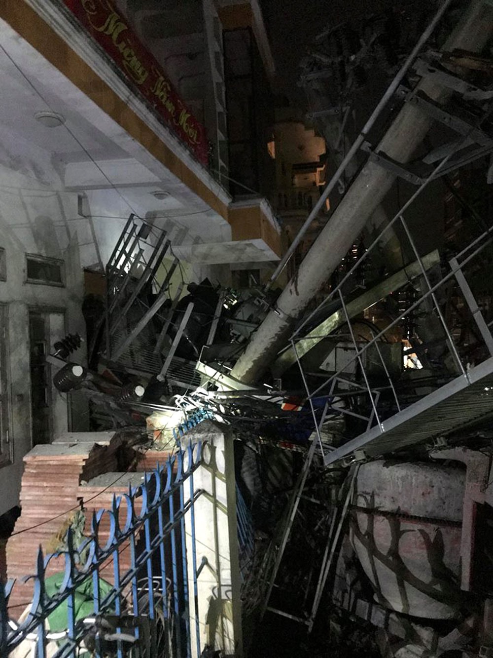 Trạm điện bị đổ sập.
