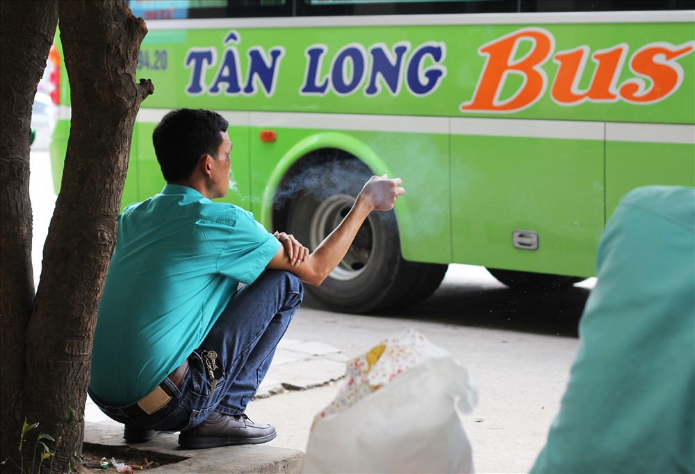 Khu vực đón trả khách của xe bus Bến xe Mỹ Đình cũng “ngập” khói thuốc.