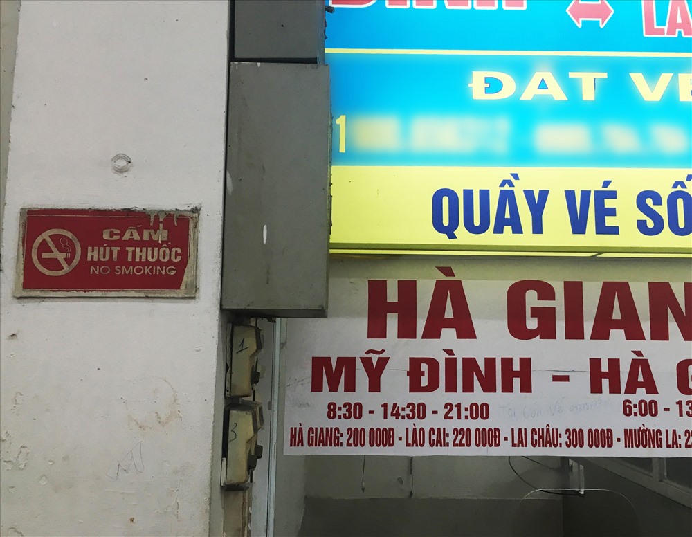 Ghi nhận tại bến xe Mỹ Đình, bảng “Cấm hút thuốc” được gắn ở tất cả các cửa ra vào, nhà chờ. Tuy nhiên, gần như chẳng ai quan tâm đến nó.