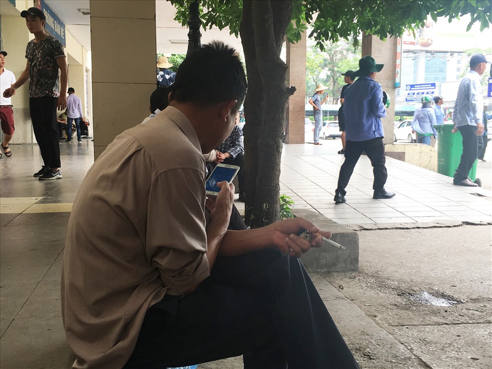 Dường như người hút thuốc không hề quan tâm đến những biển cấm hay những người ngồi xung quanh mình.