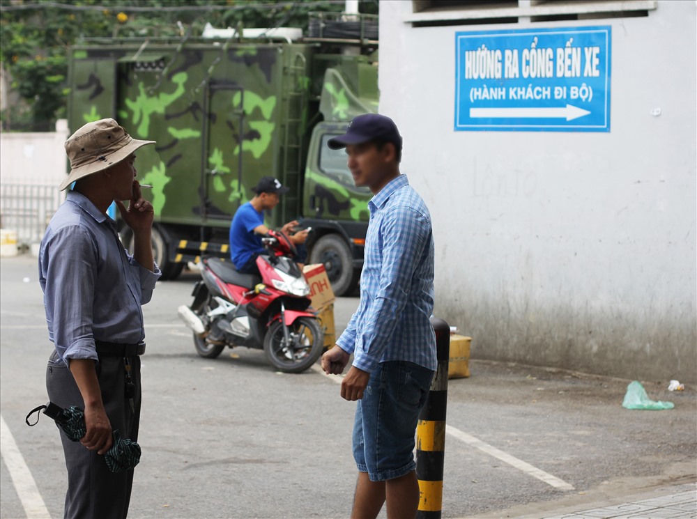 Hành vi hút thuốc lá tại nơi có quy định cấm, thậm chí bỏ tàn thuốc không đúng nơi quy định cũng có thể bị phạt cảnh cáo hoặc phạt tiền từ 200.000 đến 500.000 đồng. Tuy nhiên, theo ghi nhận của phóng viên Lao Động, tại những nơi công cộng như bến xe, bệnh viện..., người dân vẫn vô tư hút thuốc, xả tàn thuốc xuống đất.