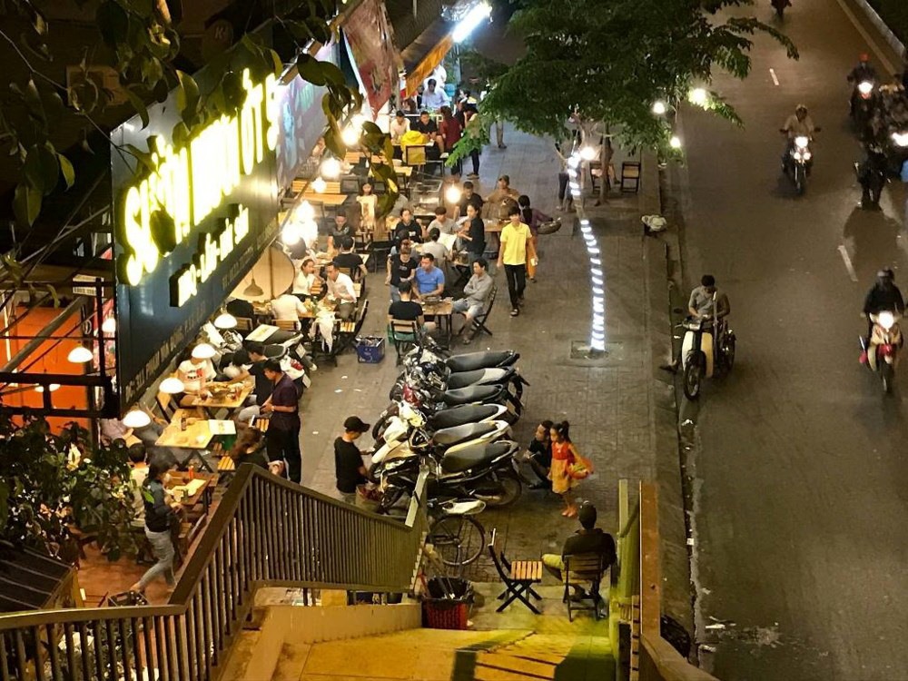 Quán nhậu chiếm vỉa hè đường Phạm Văn Đồng (Q.Bình Thạnh).