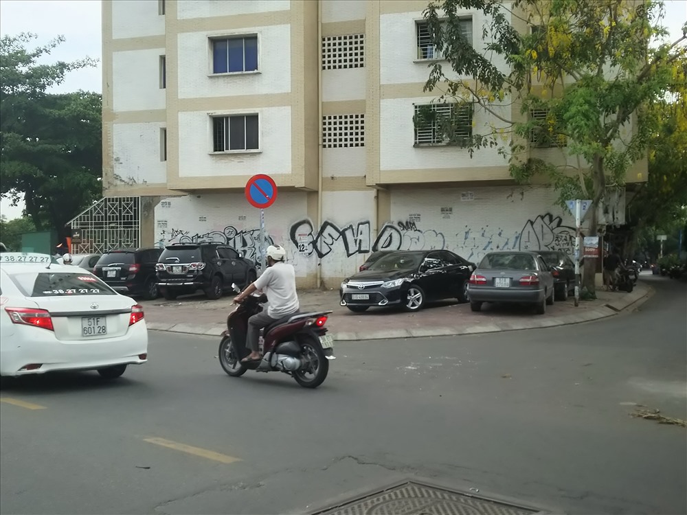 Ô tô đậu tràn làn trên vỉa hè đường Trường Sa, Q.3