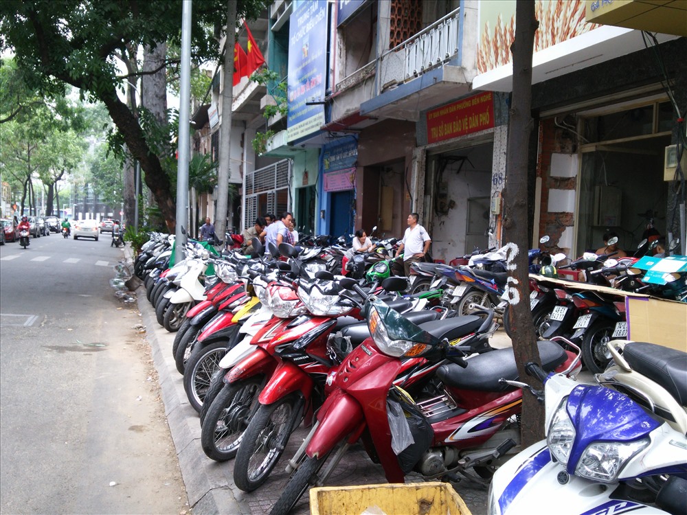 Xe máy để tràn lan trên vỉa hè đường Hồ Tùng Mậu