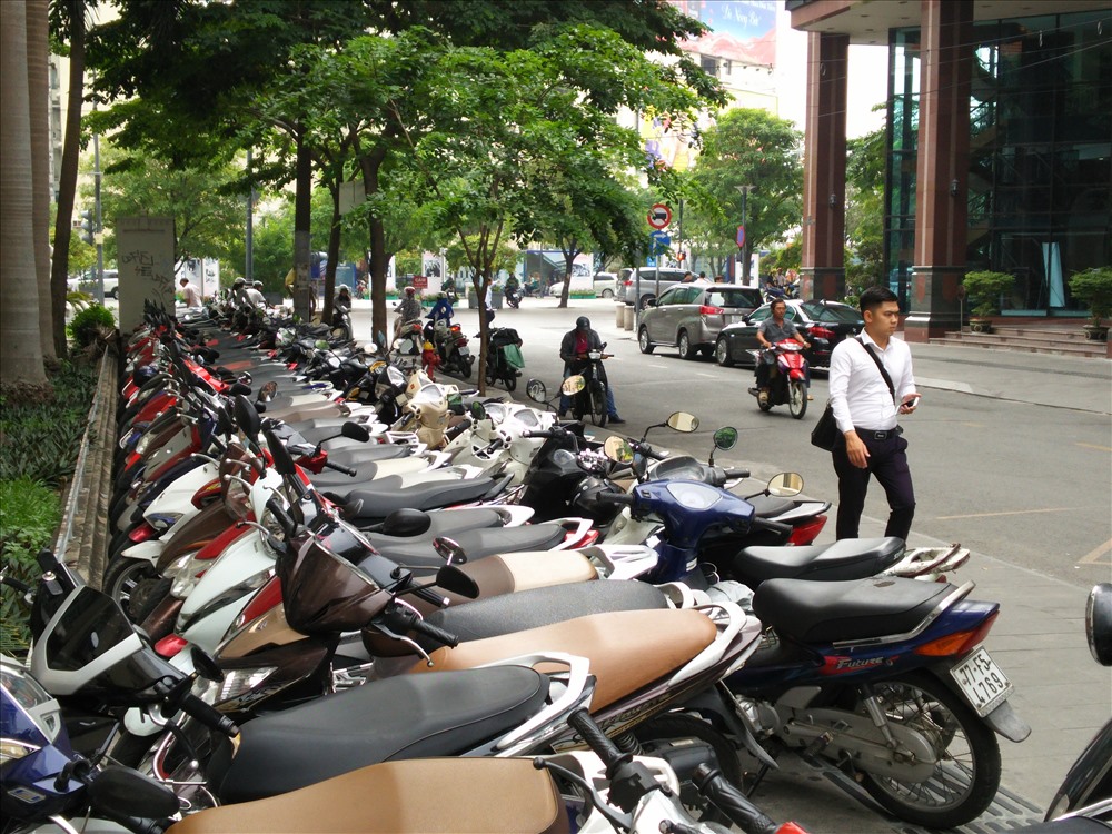 Bãi giữ xe máy chiếm vỉa hè đường Hải Triều.