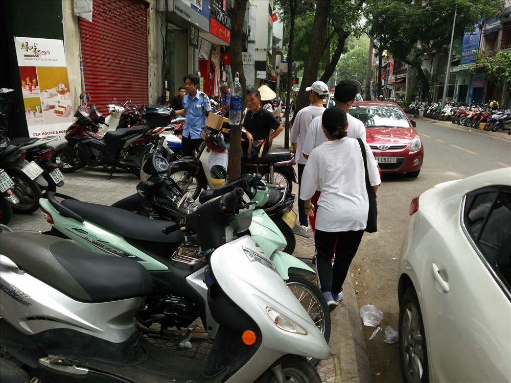 Vỉa hè đường Hồ Tùng Mậu, Q.1 không còn lối đi -