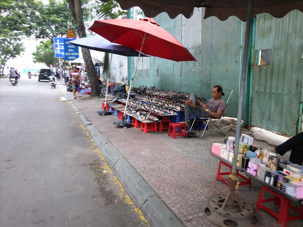 Bày bán tràn làn đường Phó Đức Chính (Q.1).
