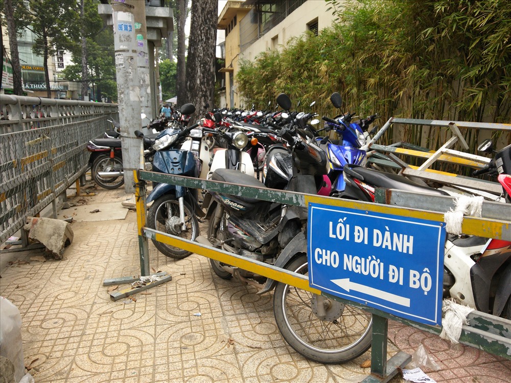 Tuy nhiên khi đi vào trong thì lối đi bị bịt kín bởi xe máy.