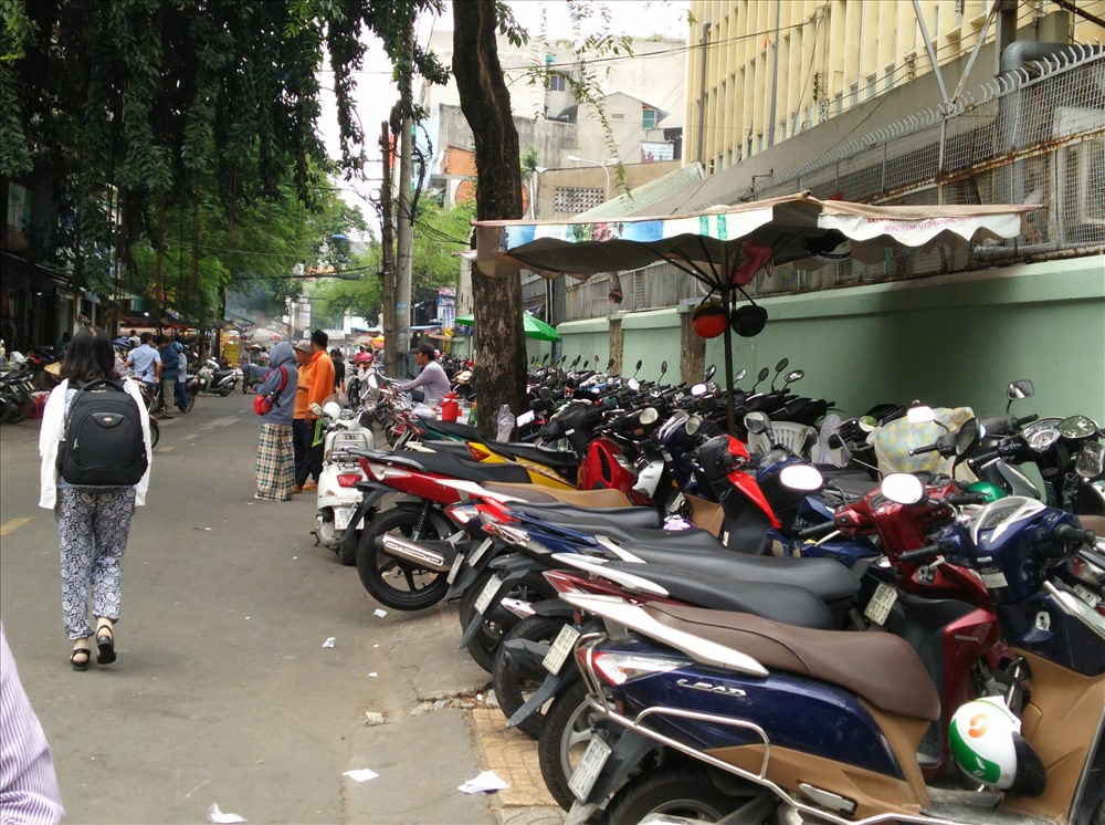 Vỉa hè không còn một khoảng trống cho người đi bộ qua lại trên đường Đặng Thái Thân, Q.5, bên hông bệnh viện Đại học y dược TPHCM.