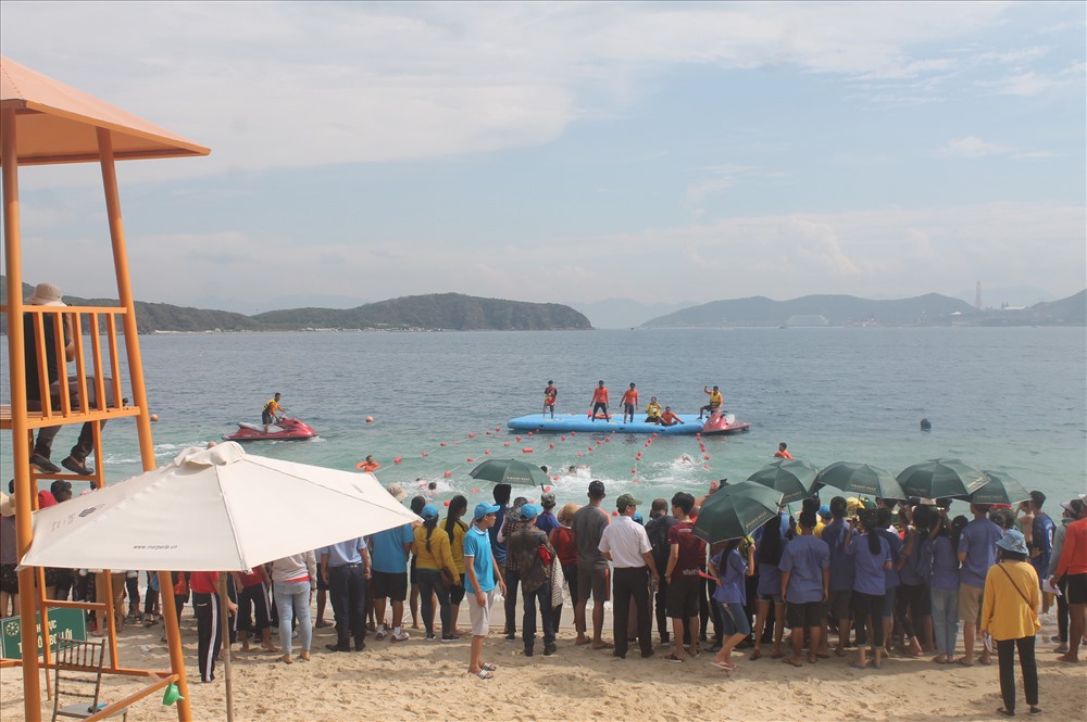 Các em tranh tài bơi lội.