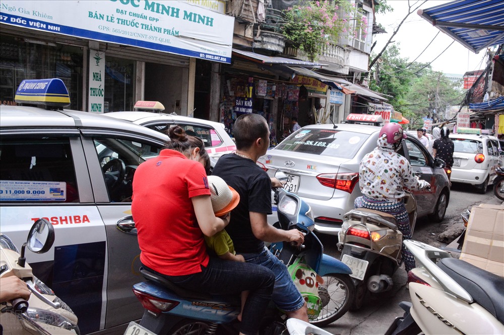 Con đường dẫn vào bệnh viện, tắc đường, tiếng còi xe, khói bụi như báo hiệu cho một ngày mệt mỏi với các bé và cả các bậc phụ huynh.