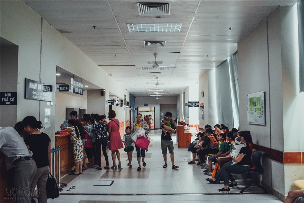 Khu vực đăng ký khám bệnh, nhiều phụ huynh đưa con đến sớm để không phải chờ đợi quá lâu.