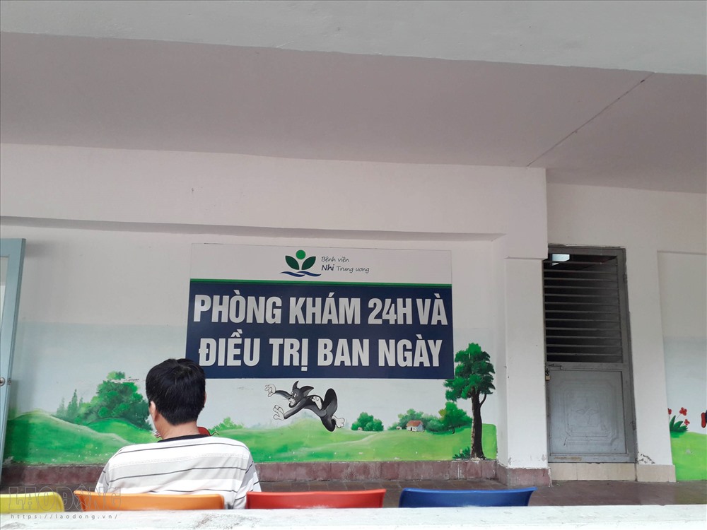Anh Phan Gia Phong (Phú Thọ) chia sẻ: “Đi làm xa nhà nên tôi ít về. Năm trước tết thiếu nhi, tôi từ Hải Phòng về Phú Thọ đưa con đi chơi. Năm nay tôi cũng về, nhưng không phải đưa con đi chơi mà là đi viện. Ngồi chờ con khám bệnh mà lo lắng quá. Mệt và buồn ngủ cũng không dám chợp mắt. Tôi muốn chờ con khám xong để biết kết quả mới yên tâm được”. Ảnh 4: Chị Chử Thị Quyến (Sơn La) một tay bế