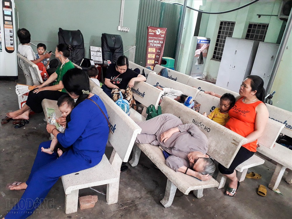 Nhiều người mệt mỏi tranh thủ ngủ ở những hàng ghế đá quanh bệnh viện.