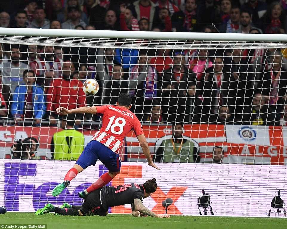 Costa liên tục tỏa sáng trong màu áo Atletico Madrid. Ảnh: Daily Mail.