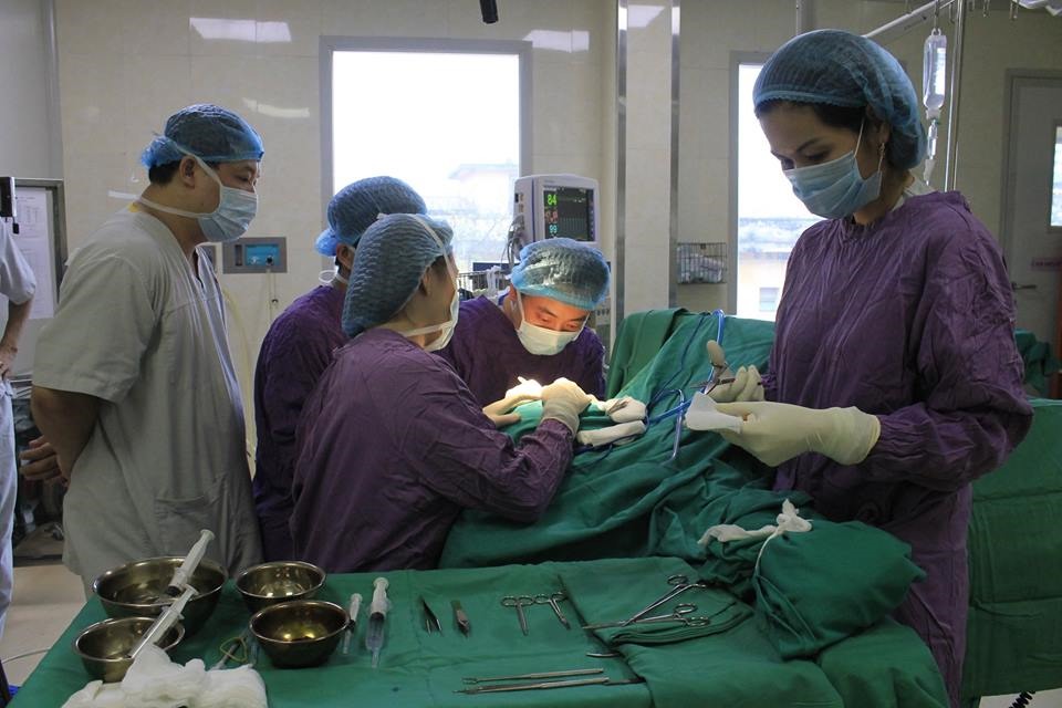 Bác sĩ phẫu thuật cho bệnh nhân (Ảnh: BVCC)
