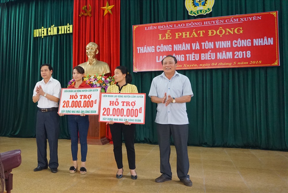 Tặng hỗ trợ nhà Mái ấm Công đoàn cho 2 công nhân. Ảnh: QĐ