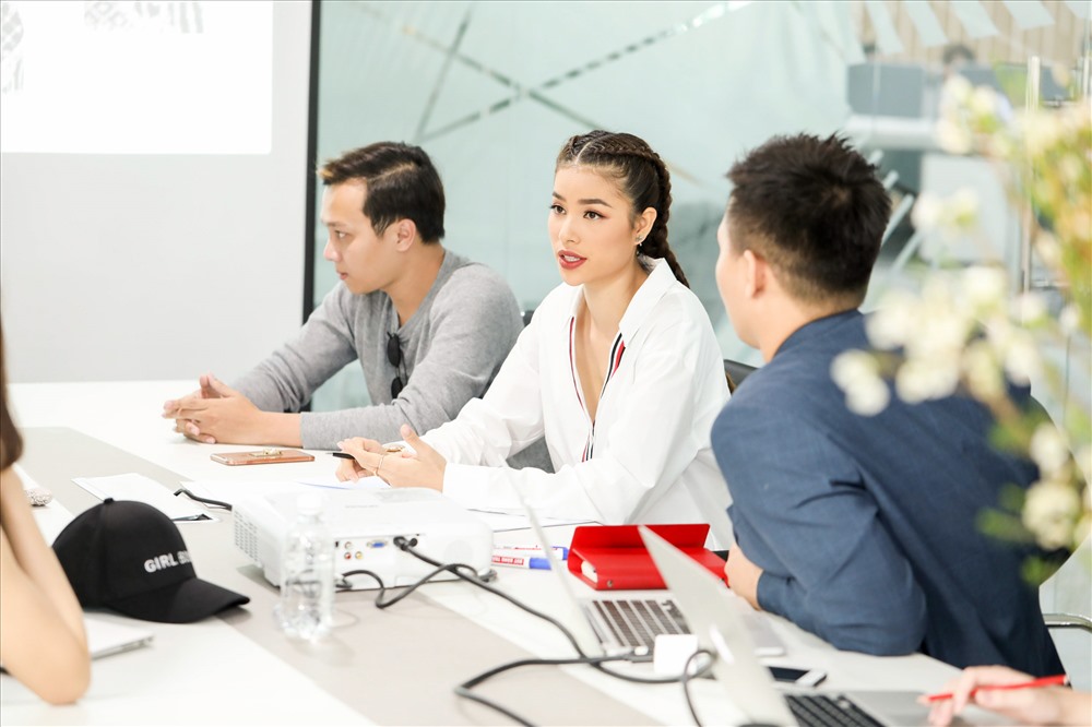 Phạm Hương bàn bạc cùng ê kíp
