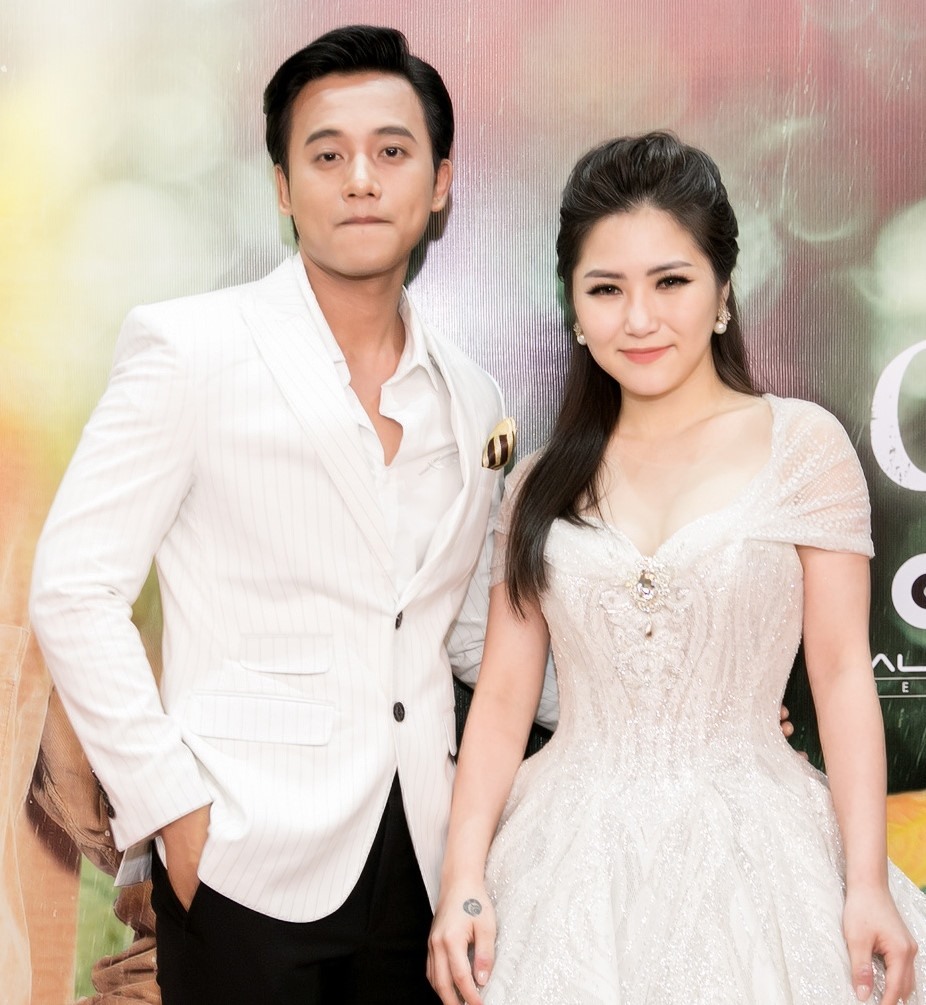 Hương Tràm và Mai Tài Phến tại buổi ra mắt đoàn làm phim