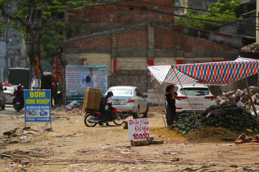 Nhiều người tranh thủ bãi đất trống khi dự án chưa hoàn thiện để kinh doanh.